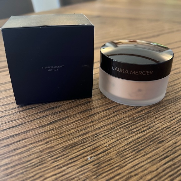 Laura Mercier translucent loose setting powder; translucent honey. - Picture 3 of 6